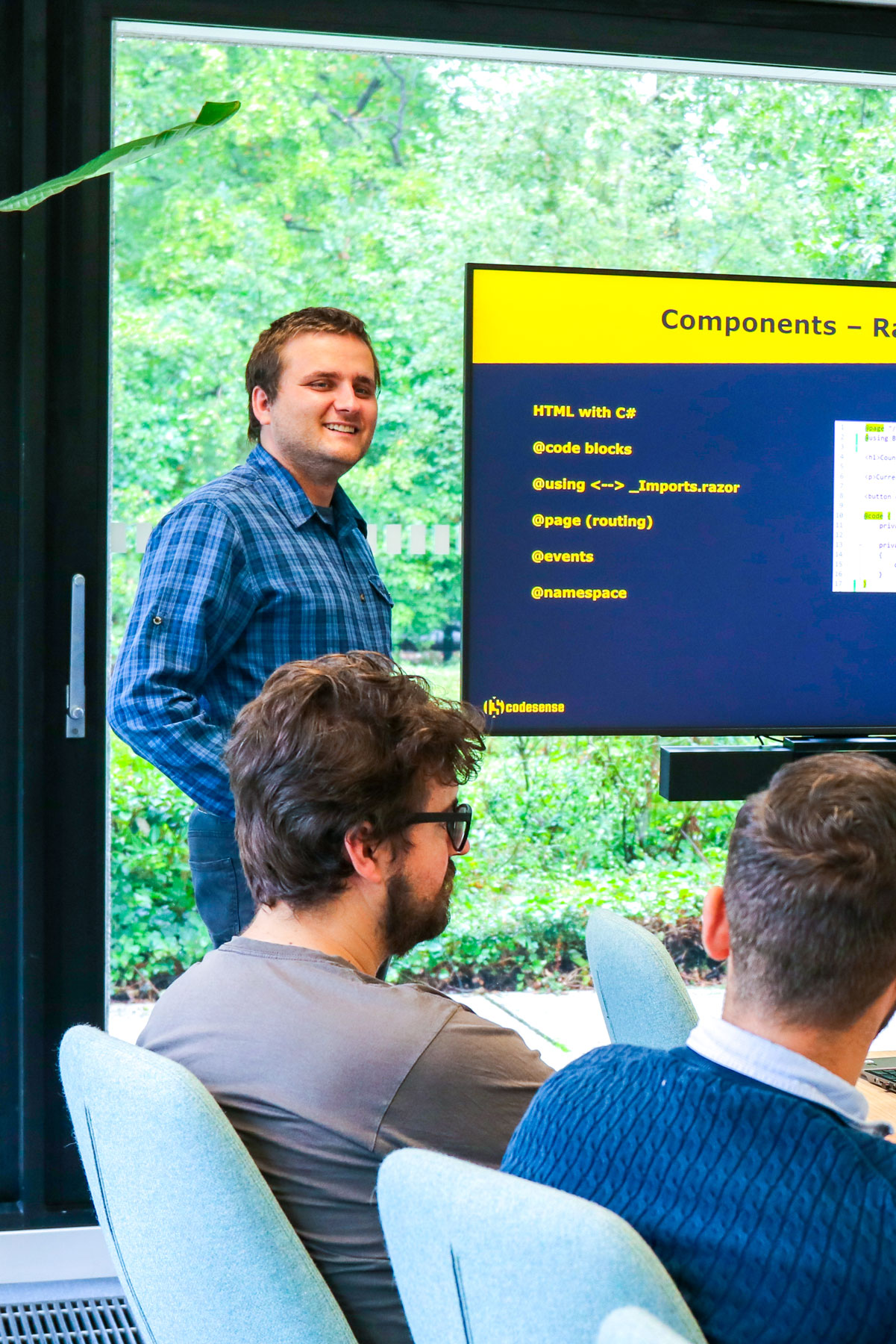 Developer Yarrick geeft een presentatie over Software Development.